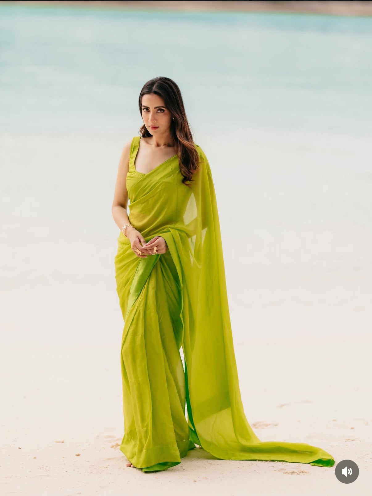 🌿 Elegant Chiffon Saree – India Style Deep Neck Blouse (3 Pcs Stitched)