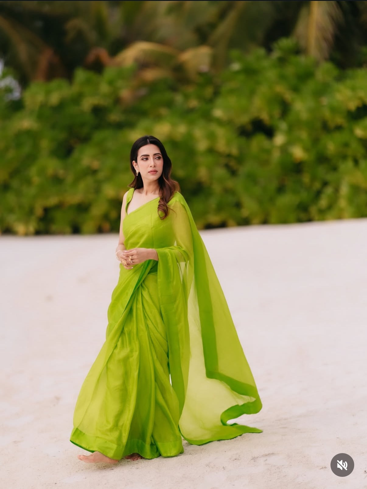 🌿 Elegant Chiffon Saree – India Style Deep Neck Blouse (3 Pcs Stitched)