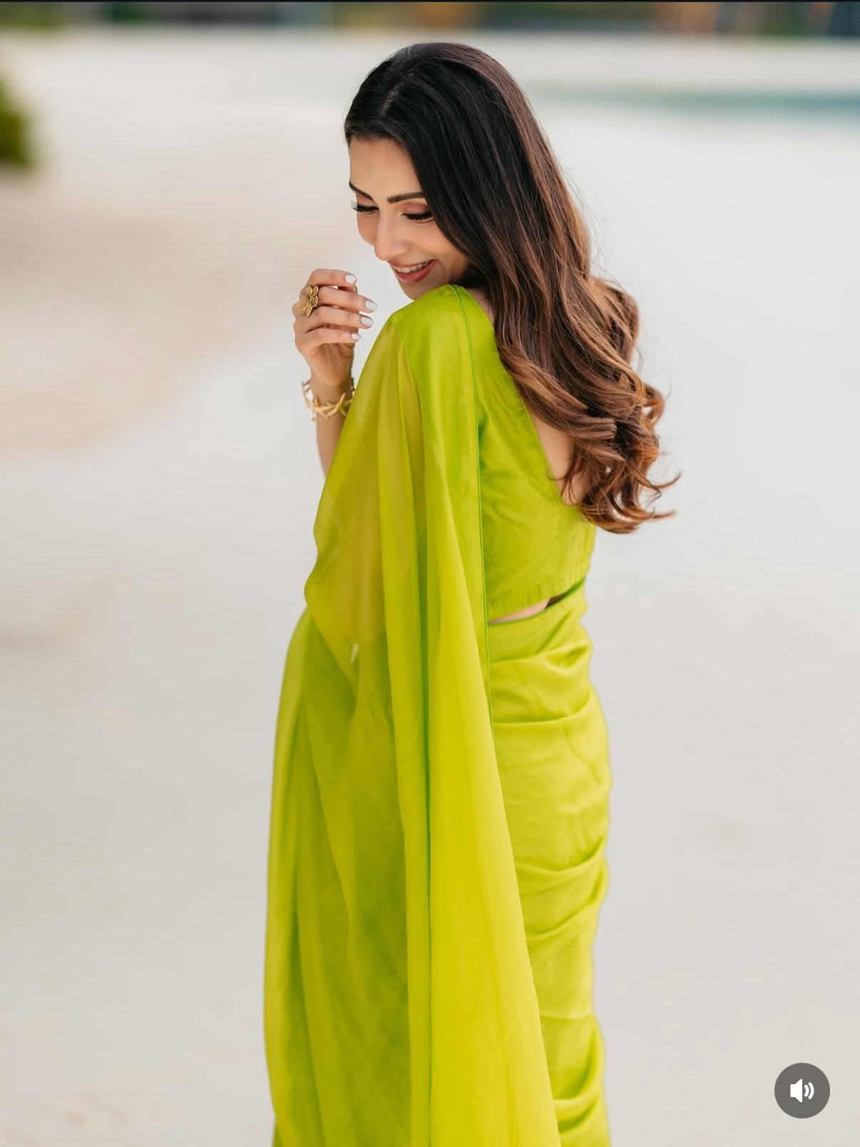 🌿 Elegant Chiffon Saree – India Style Deep Neck Blouse (3 Pcs Stitched)