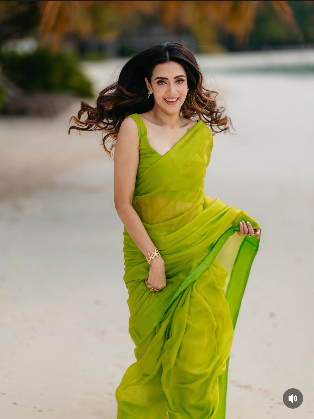 🌿 Elegant Chiffon Saree – India Style Deep Neck Blouse (3 Pcs Stitched)