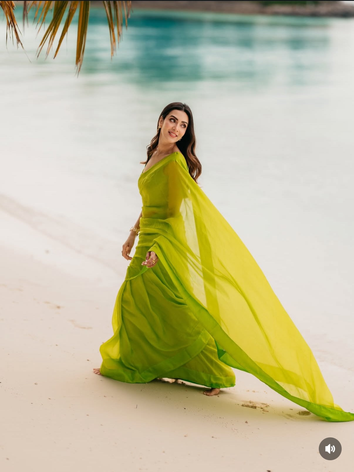 🌿 Elegant Chiffon Saree – India Style Deep Neck Blouse (3 Pcs Stitched)